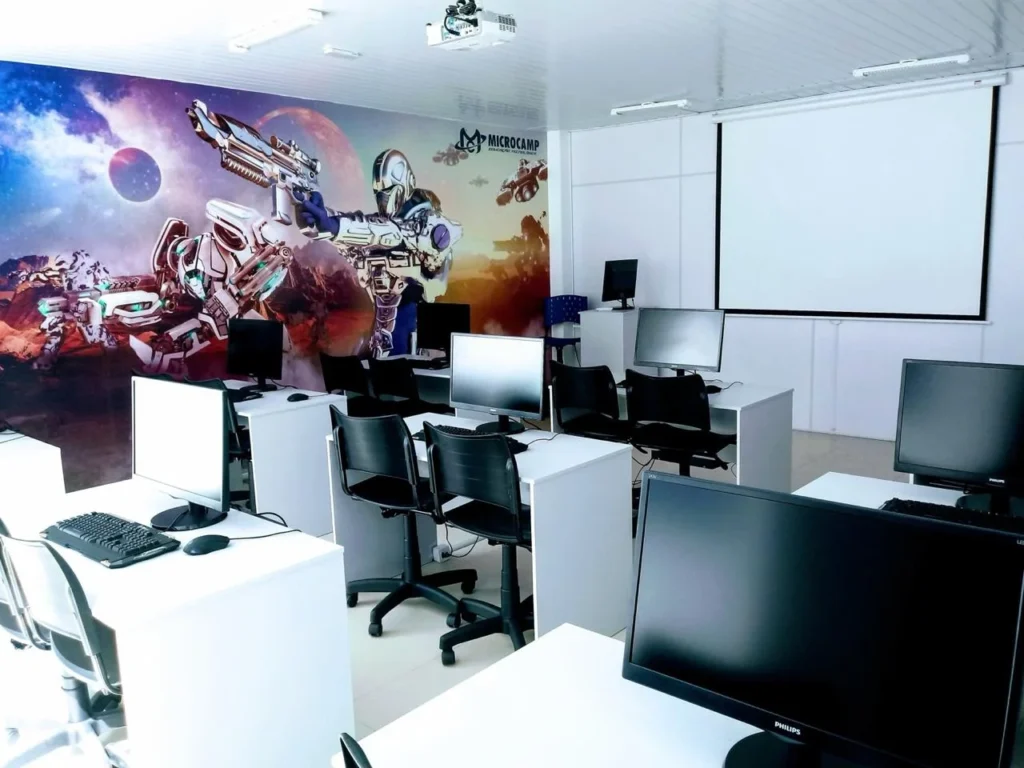Sala de aula curso de informática, gestão e tecnologia Microcamp Curitiba Centro